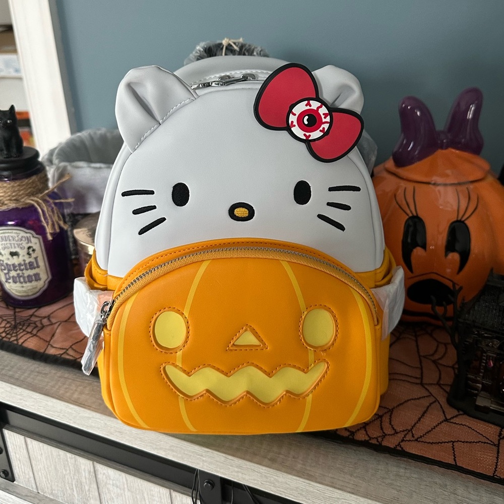 🕸️Hello Kitty Loungefly Halloween Pumpkin Mini Back Pack Glow In The Dark🕸️